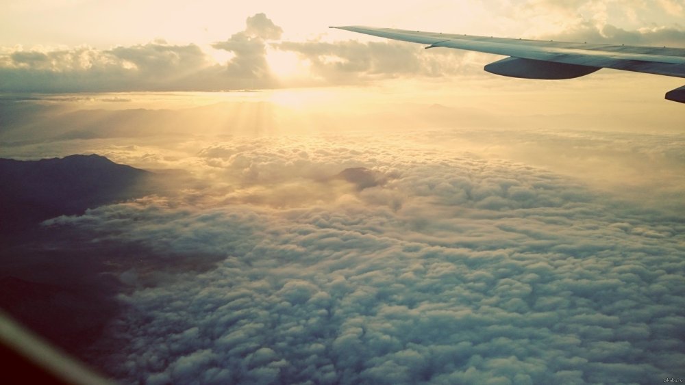 Вид из иллюминатора самолета