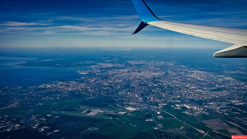 Красивый вид из иллюминатора самолета