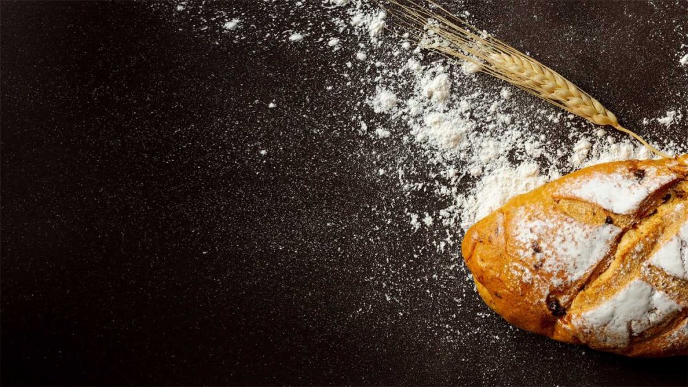 Хлеб на темном фоне