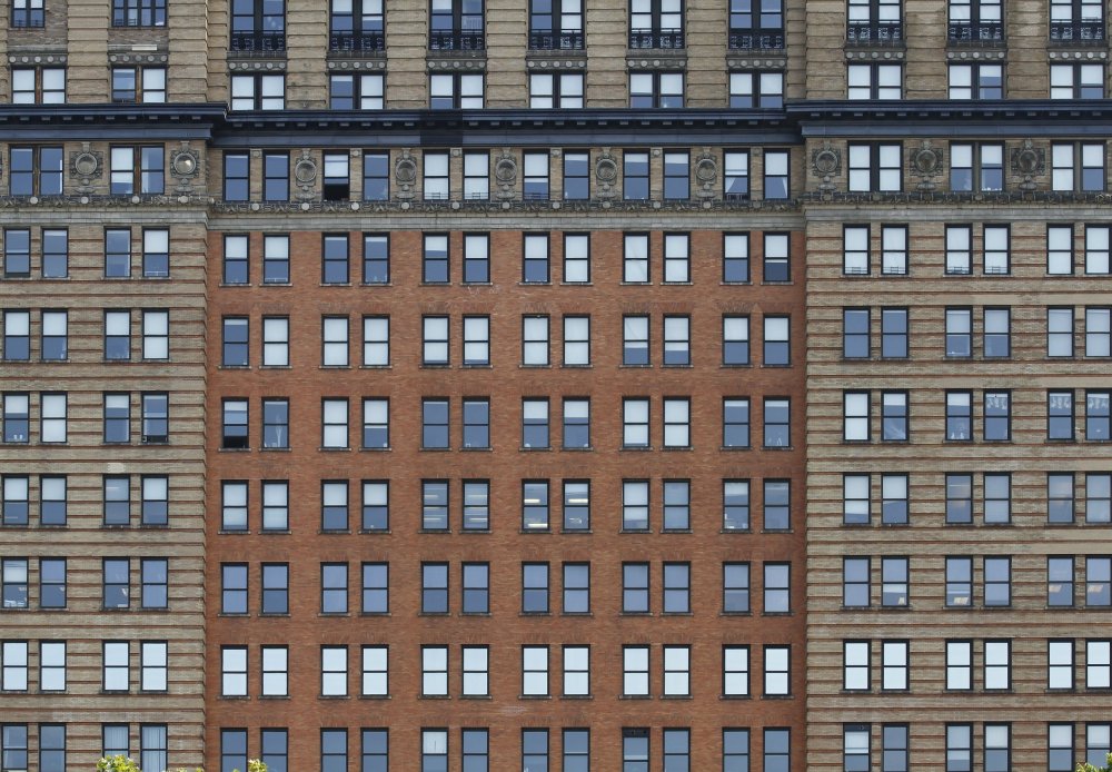 Фасад двухэтажного многоквартирного дома