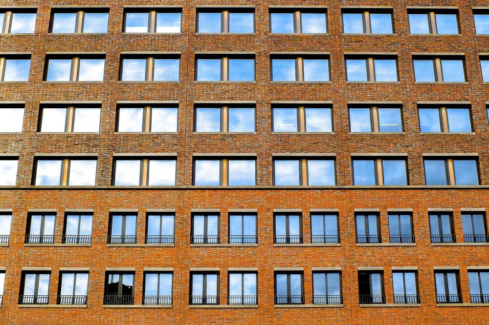 Фасад здания с окнами