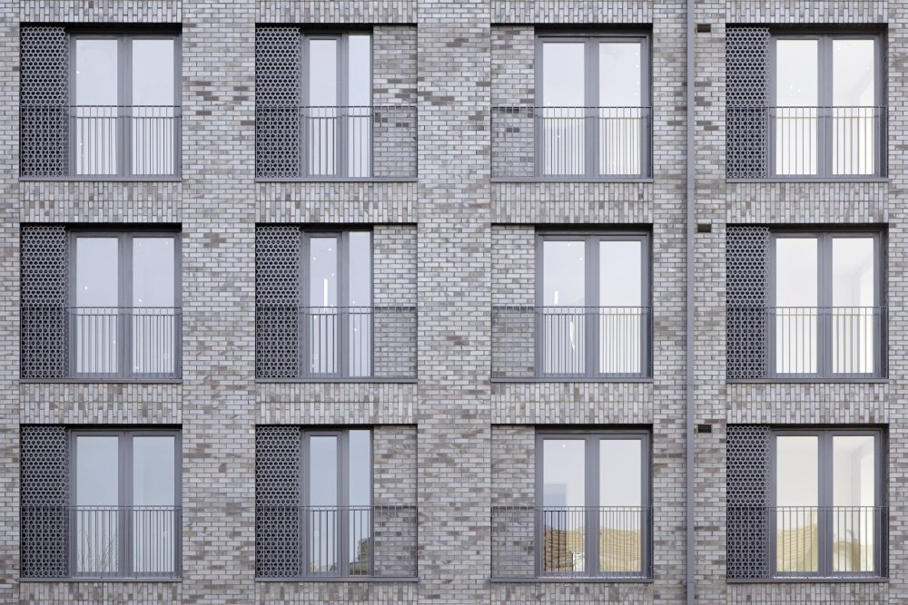 Окна многоэтажки ночью