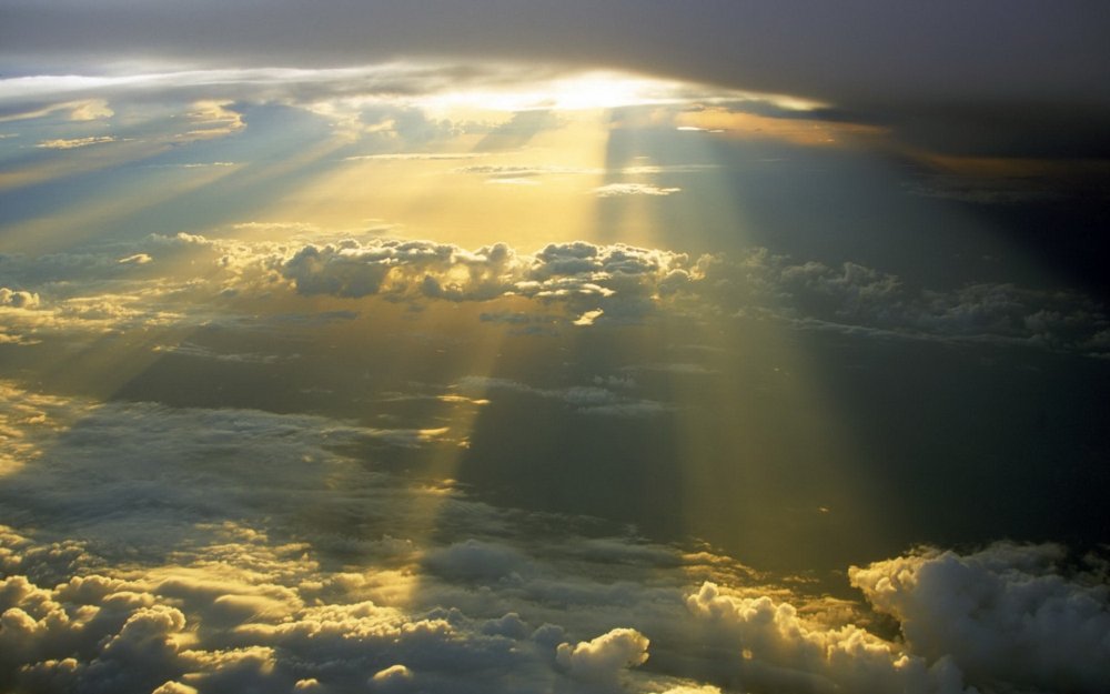 Лучи солнца сквозь облака
