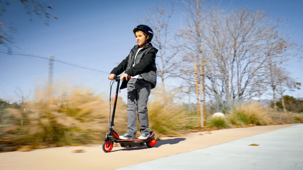 Ребенок на самокате