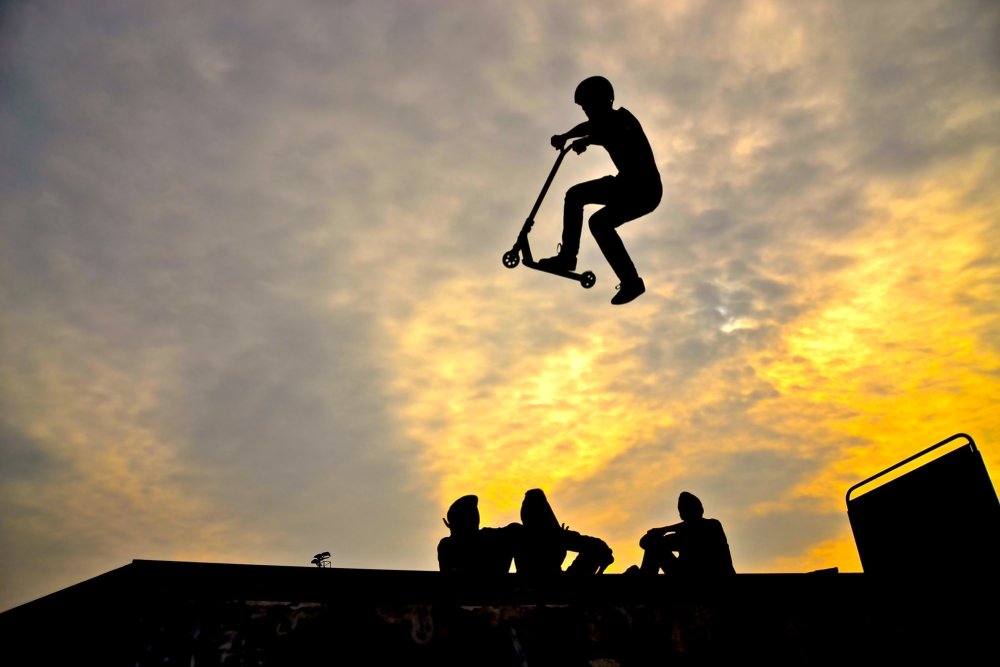 Трюки на самокате в закате