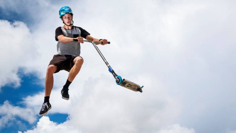 Девушка на самокате силуэт