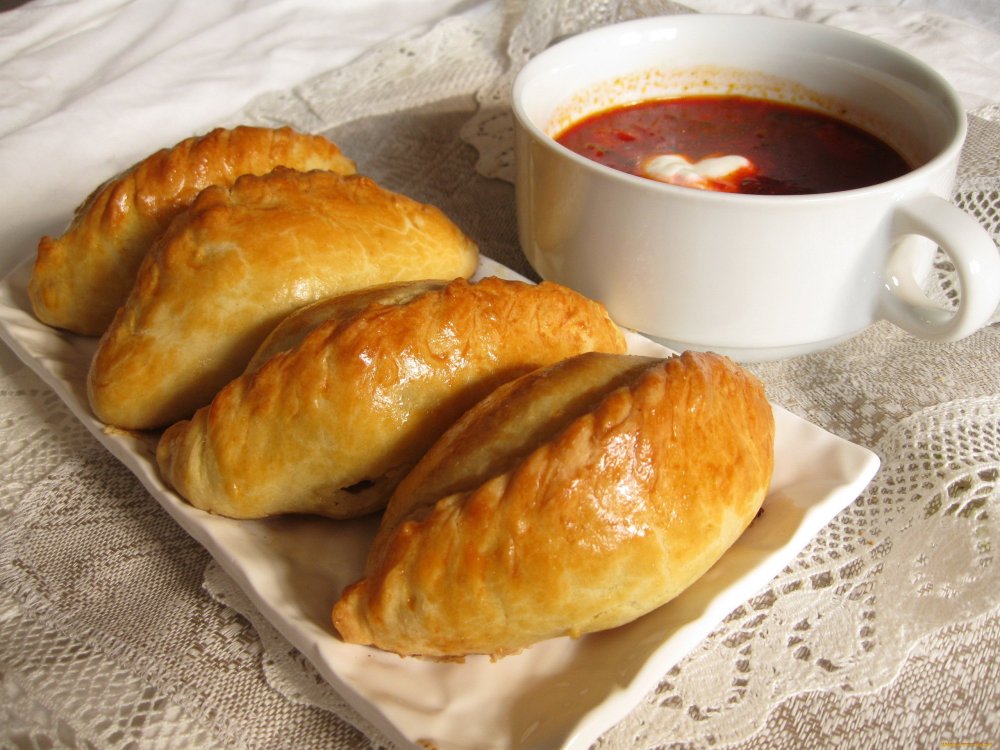 Беляш на белом фоне