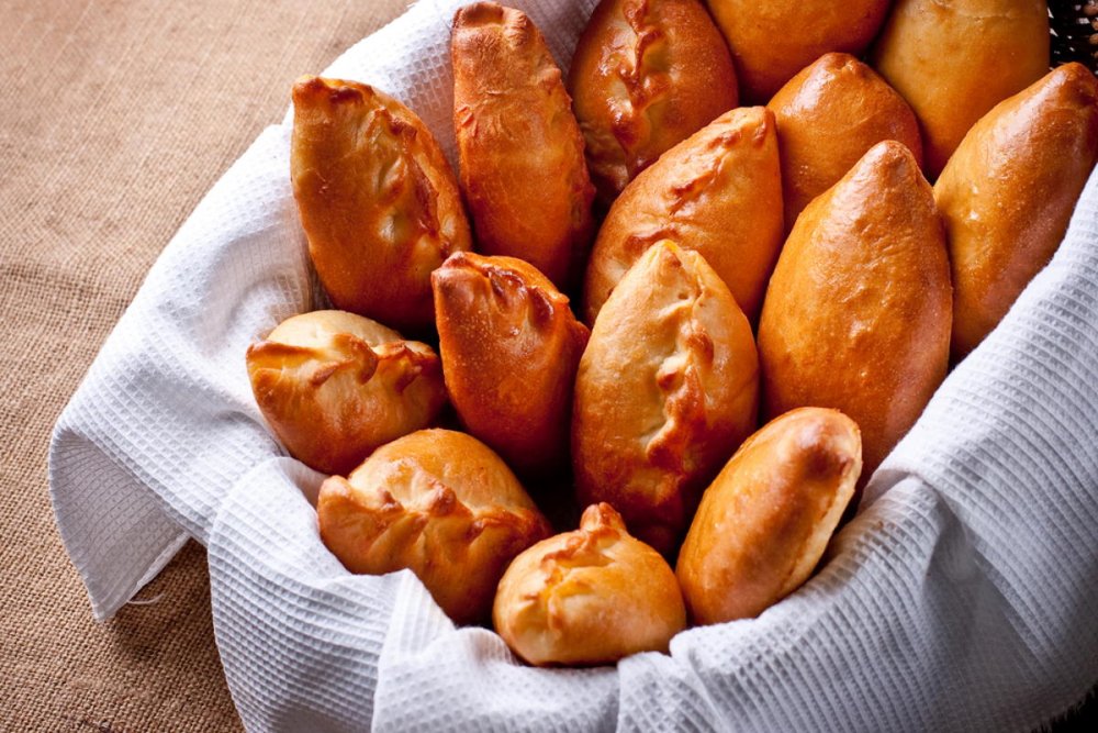 Пирожки на черном фоне