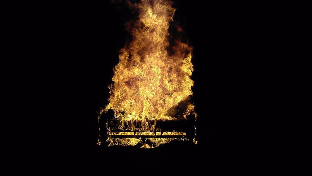 Диван в огне