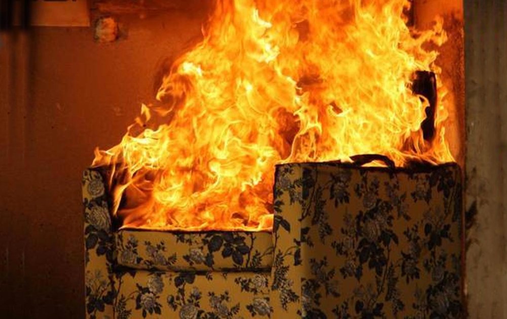 Возгорание стула на белом фоне