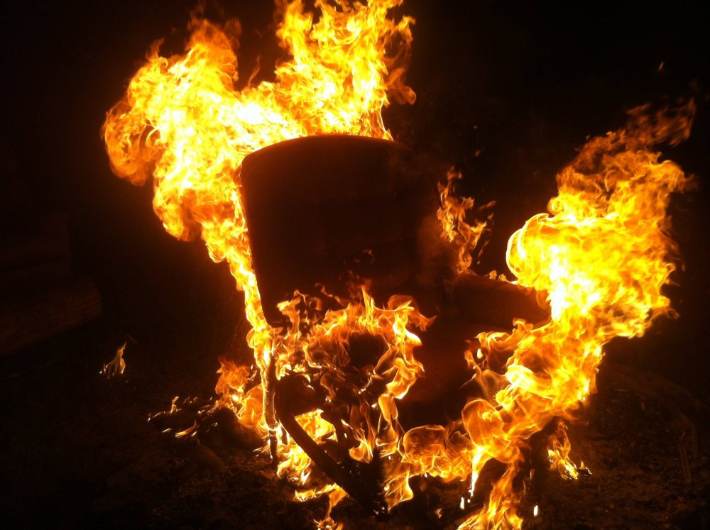 Горящее кресло