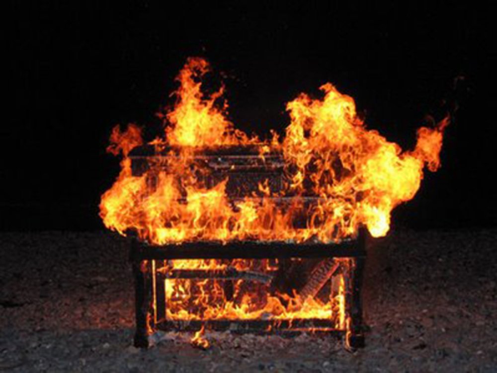 Стул в темной комнате