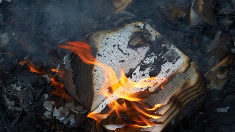 Кресло на фоне моря