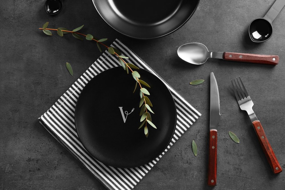 Столовые приборы на столе вид сверху