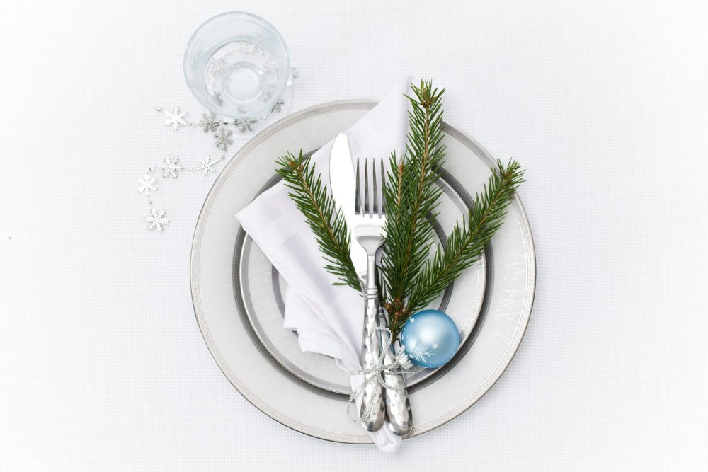 Пустая тарелка с приборами