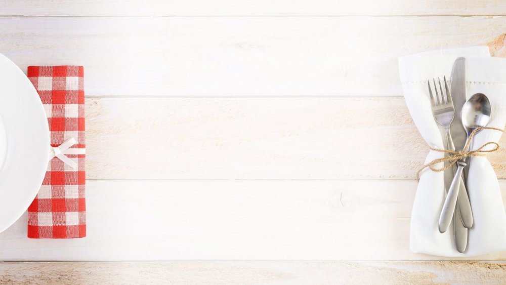 Тарелки вилки ложки