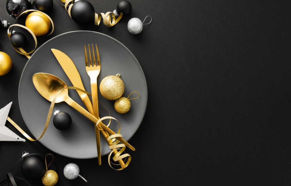 Столовые приборы на белом фоне