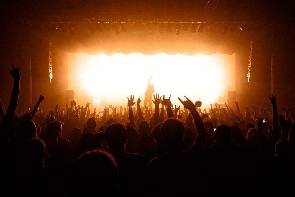 Толпа руки вверх силуэт