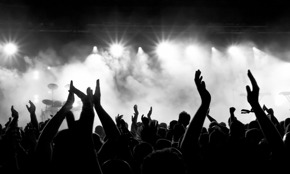 Люди на концерте силуэт