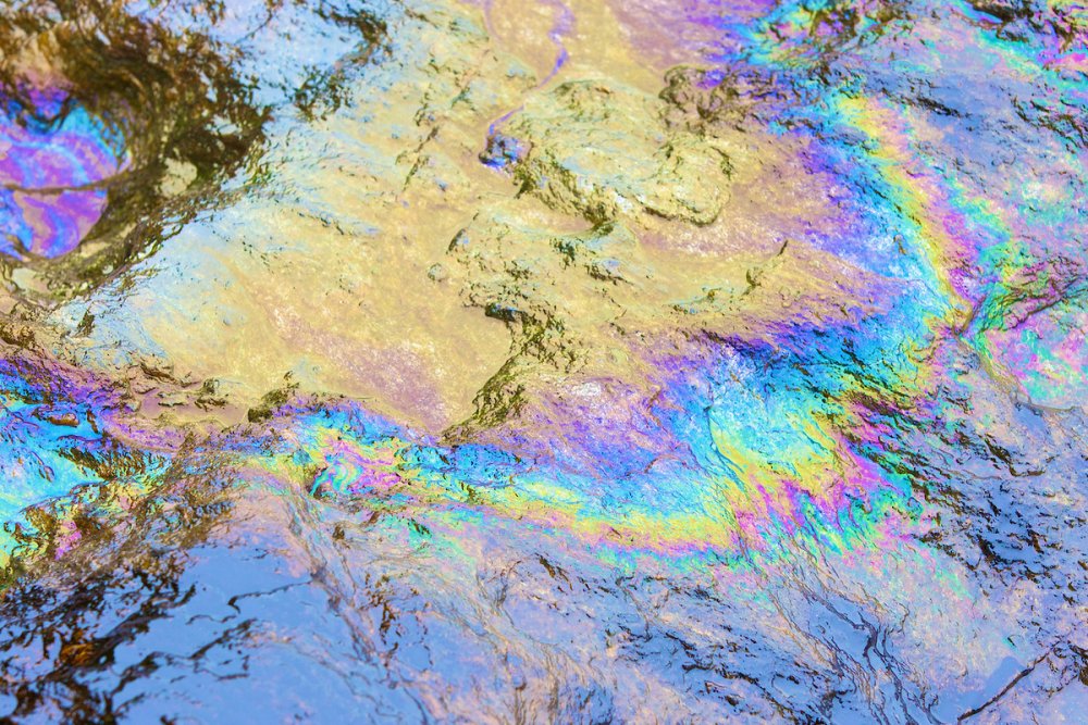 Бензин в луже