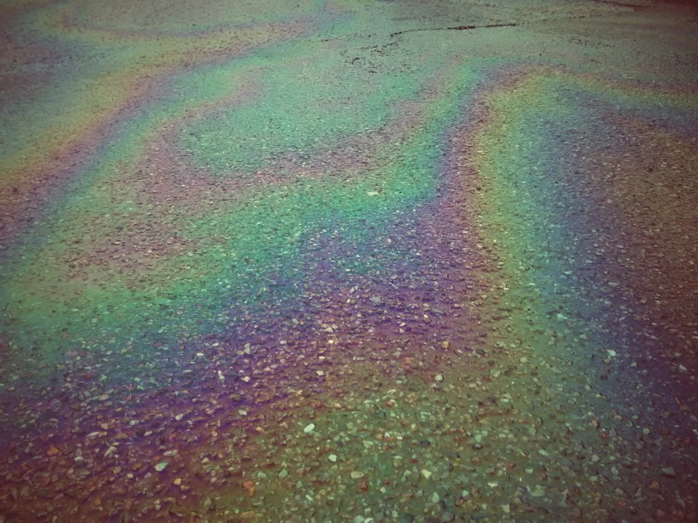 Бензиновые разводы на асфальте