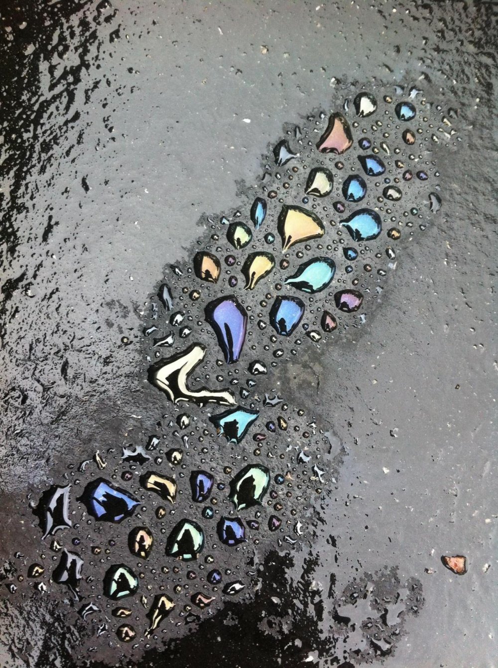 Лужа масла на асфальте