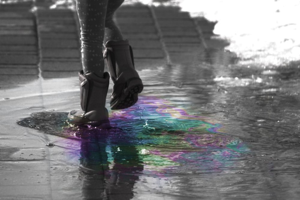 Бензиновые разводы на воде