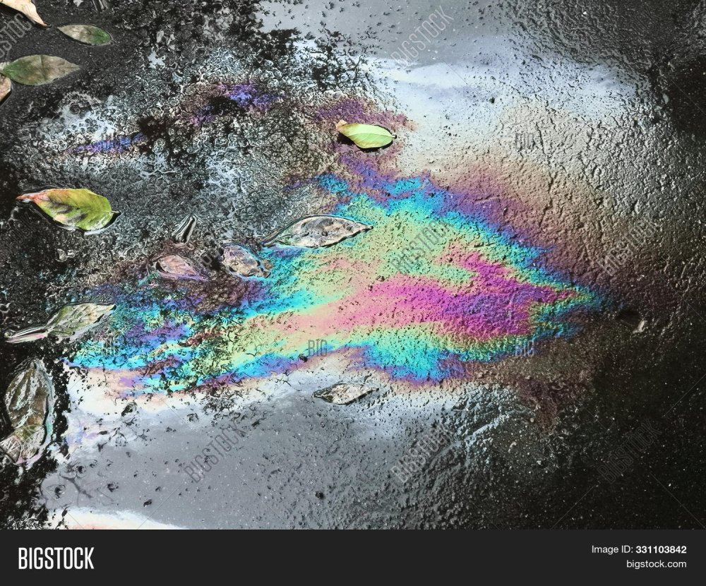 Бензин на асфальте