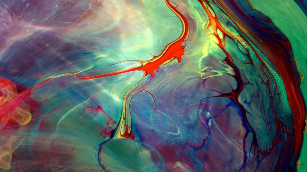 Бензиновые разводы на воде