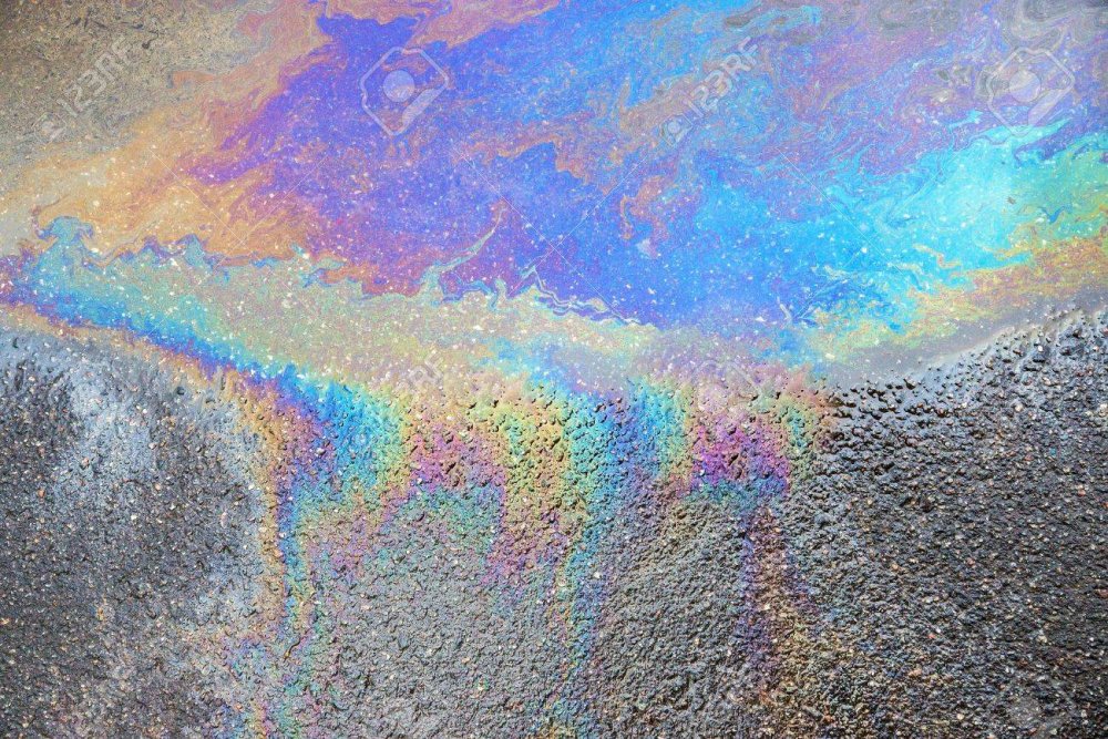 Бензиновые разводы на воде