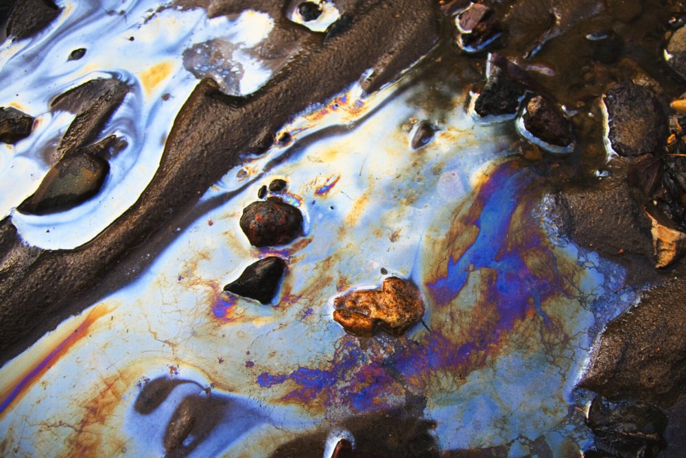 Бензин на асфальте