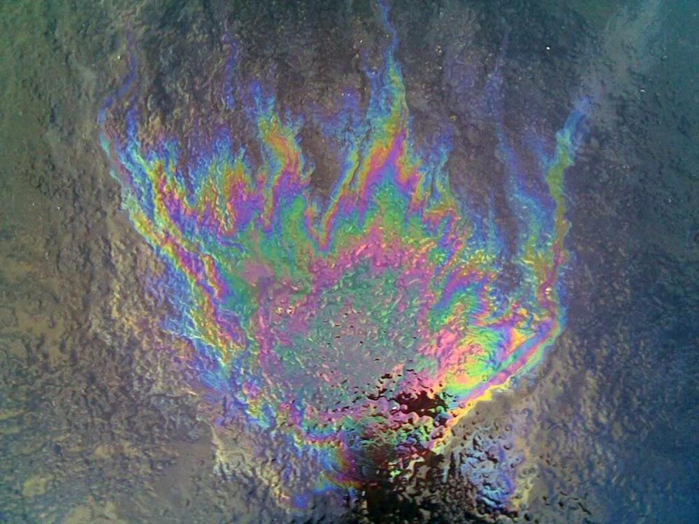 Бензиновая лужа