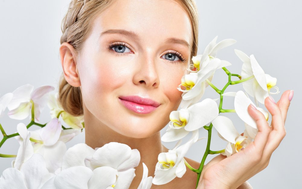 Лицо девушки в цветах