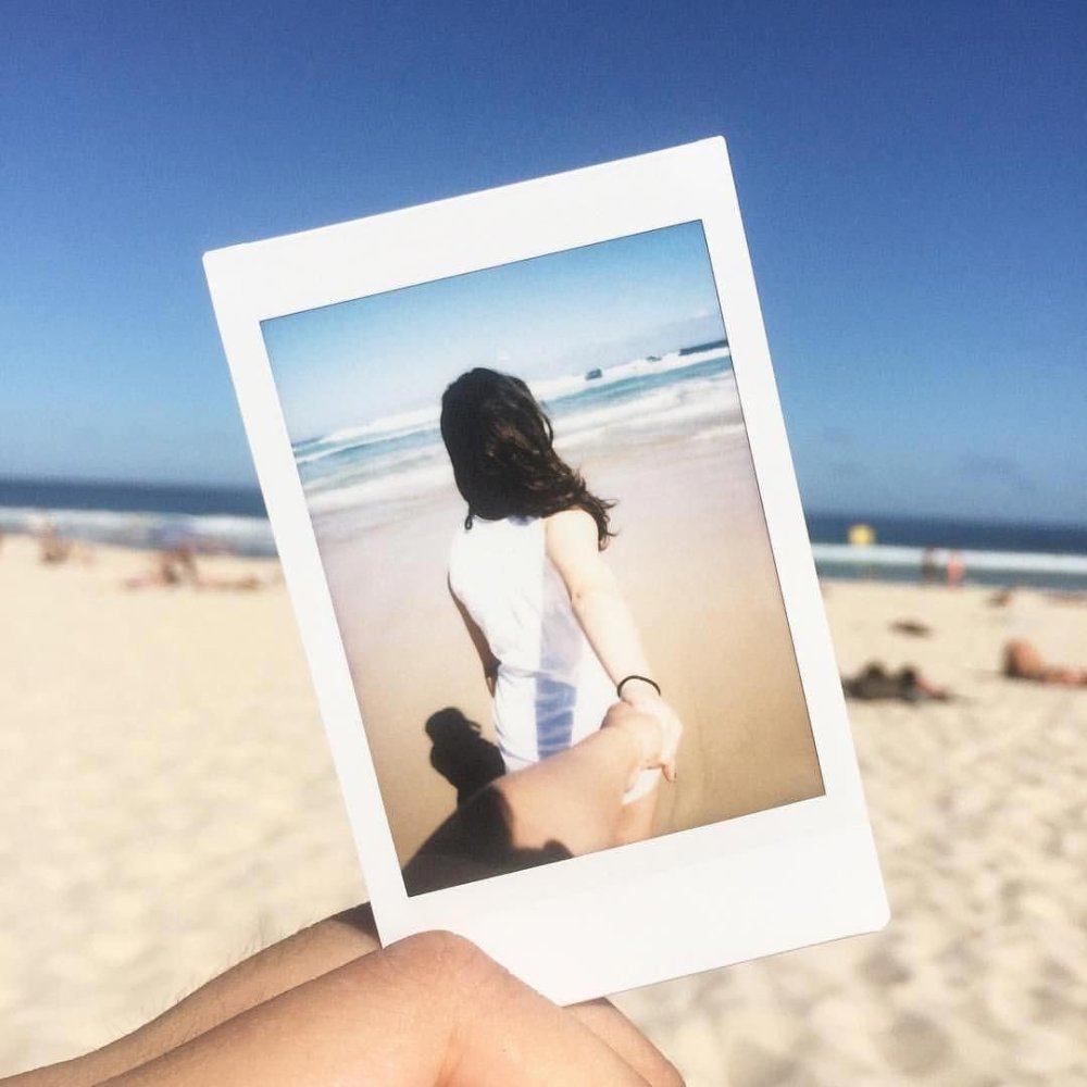 Полароидный снимок в руке