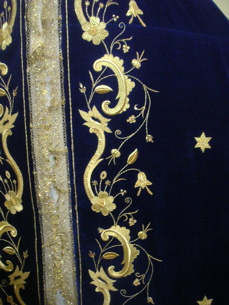 Вышивка на черной ткани