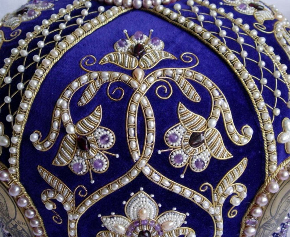 Вышивка золотом по бархату