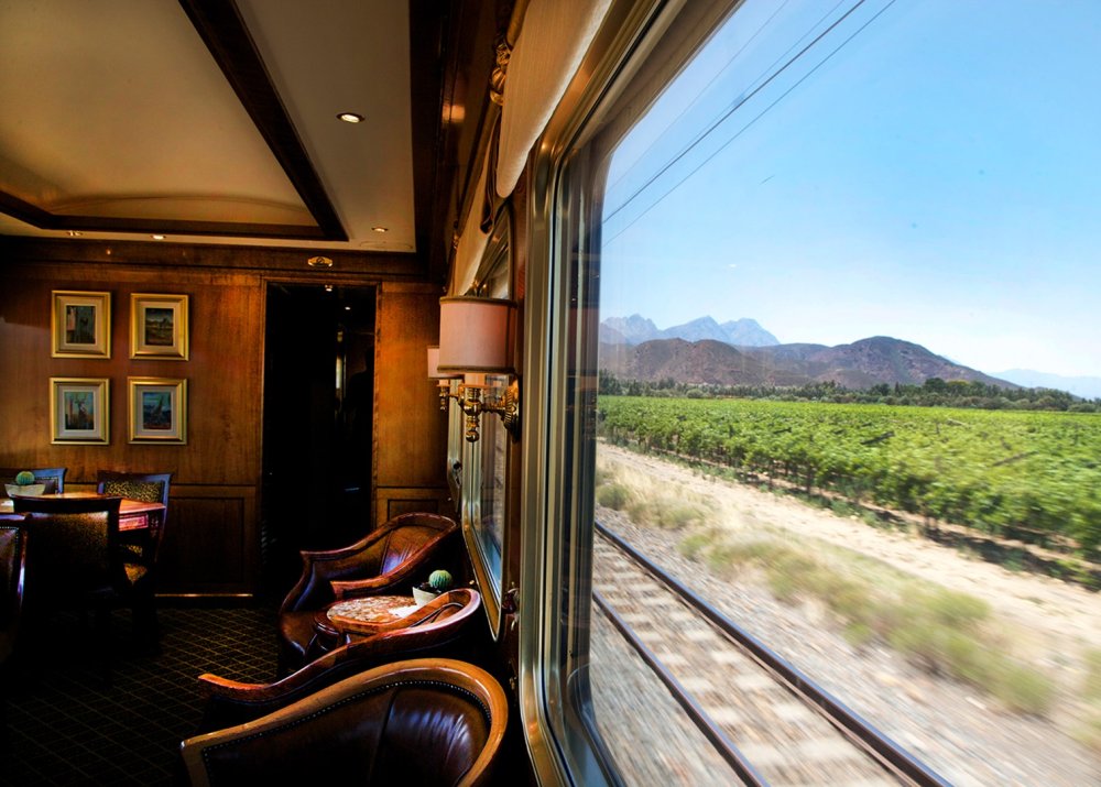 Окно в вагон поезда купе