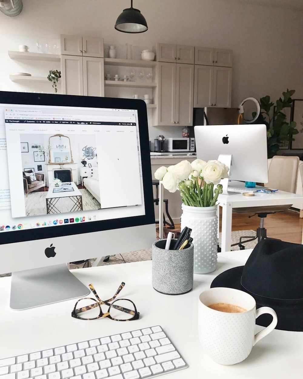 Рабочее место с ноутбуком