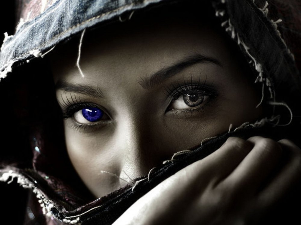 Загадочные женские глаза