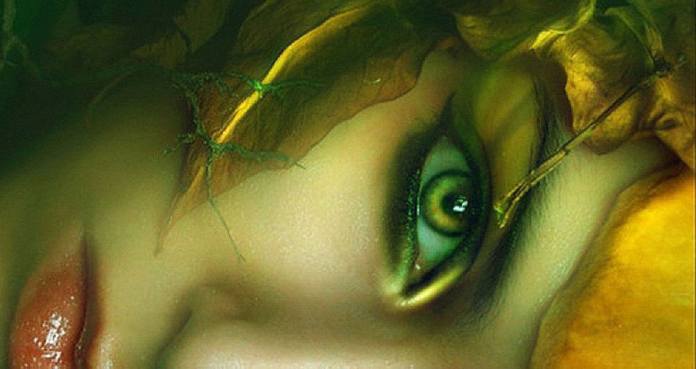 Красивая ведьма с зелеными глазами