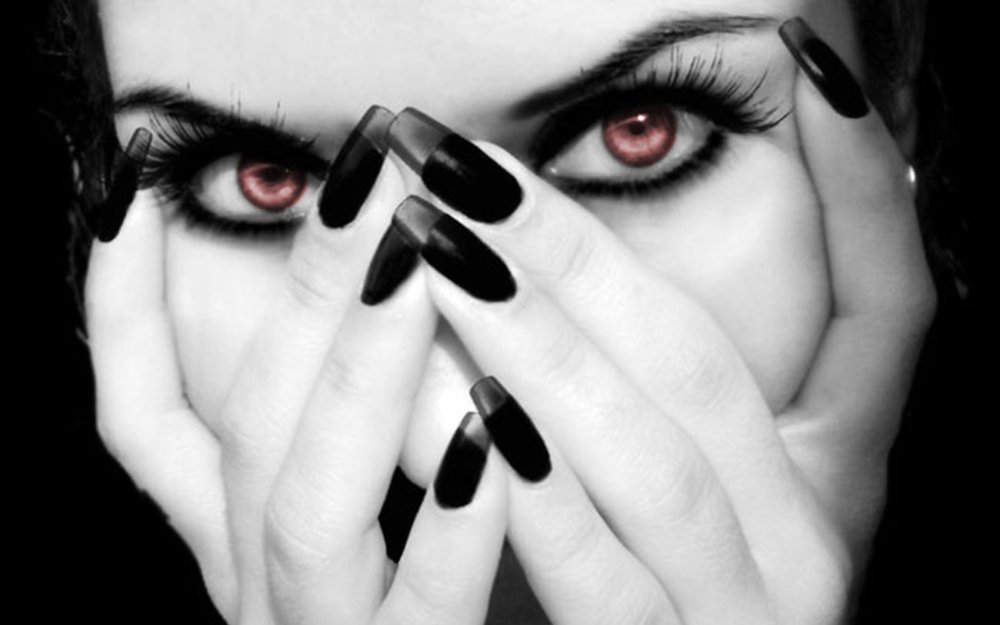 Девушка с черным маникюром
