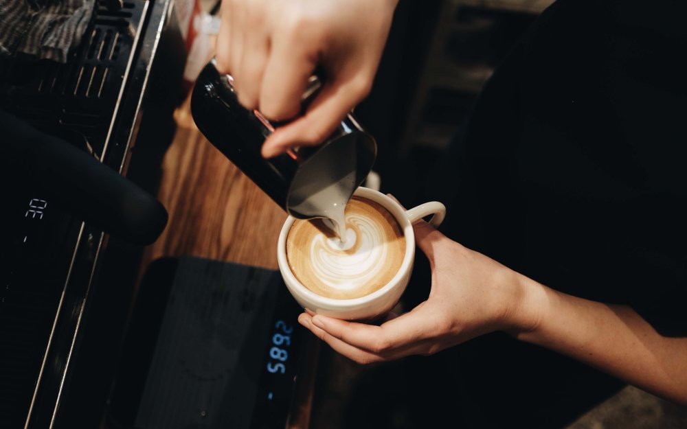 Красивая девушка бариста