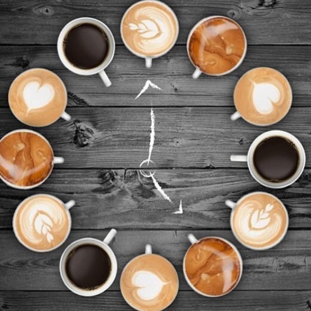 Красивая девушка бариста