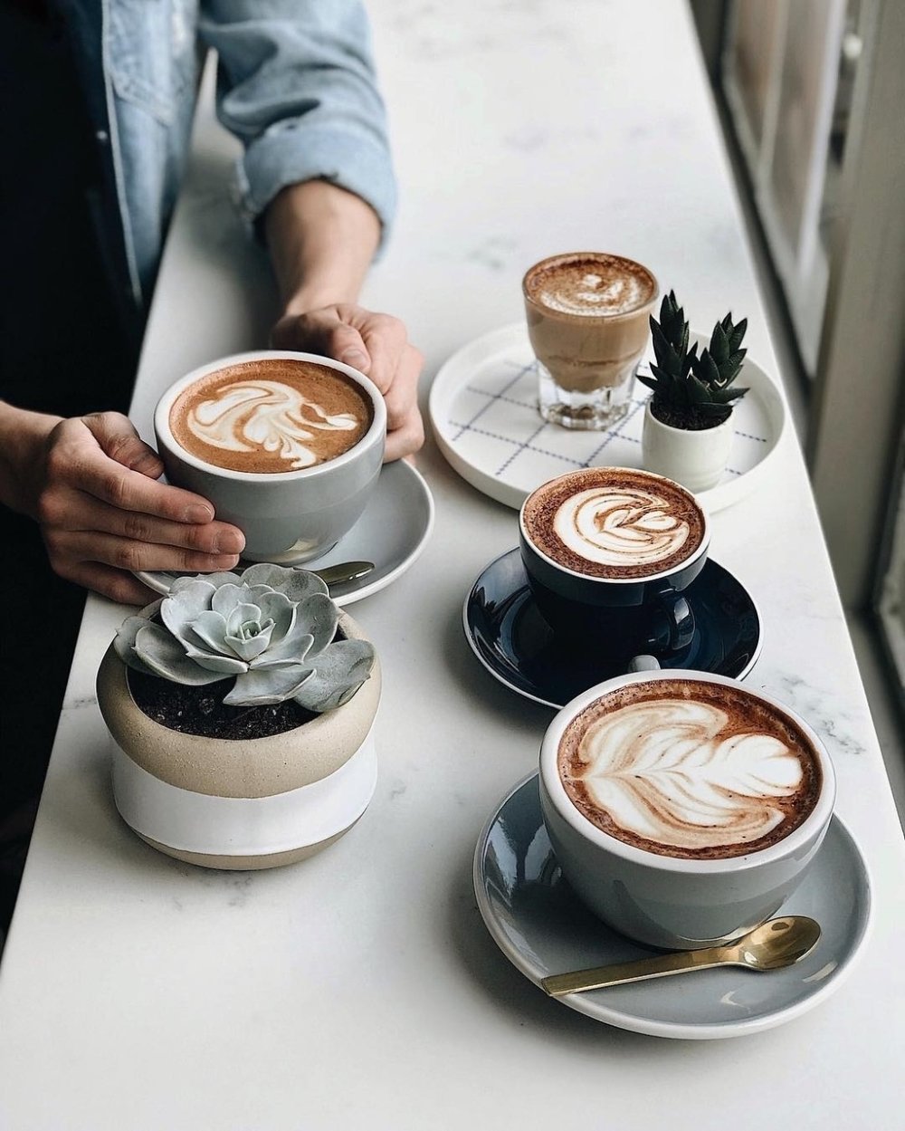 Старбакс бариста наливает кофе