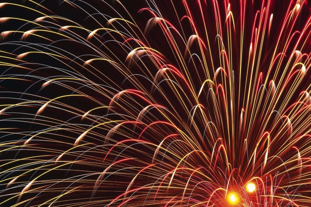 Бенгальский огонь на черном фоне