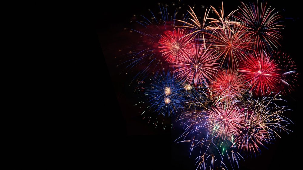 Салют на белом фоне