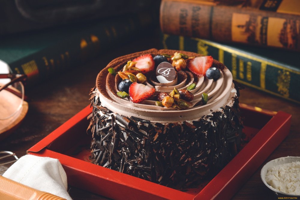 Торт на столе