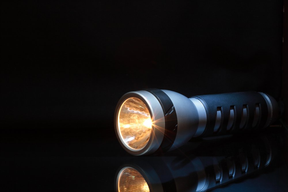 Свет фонарика в темноте