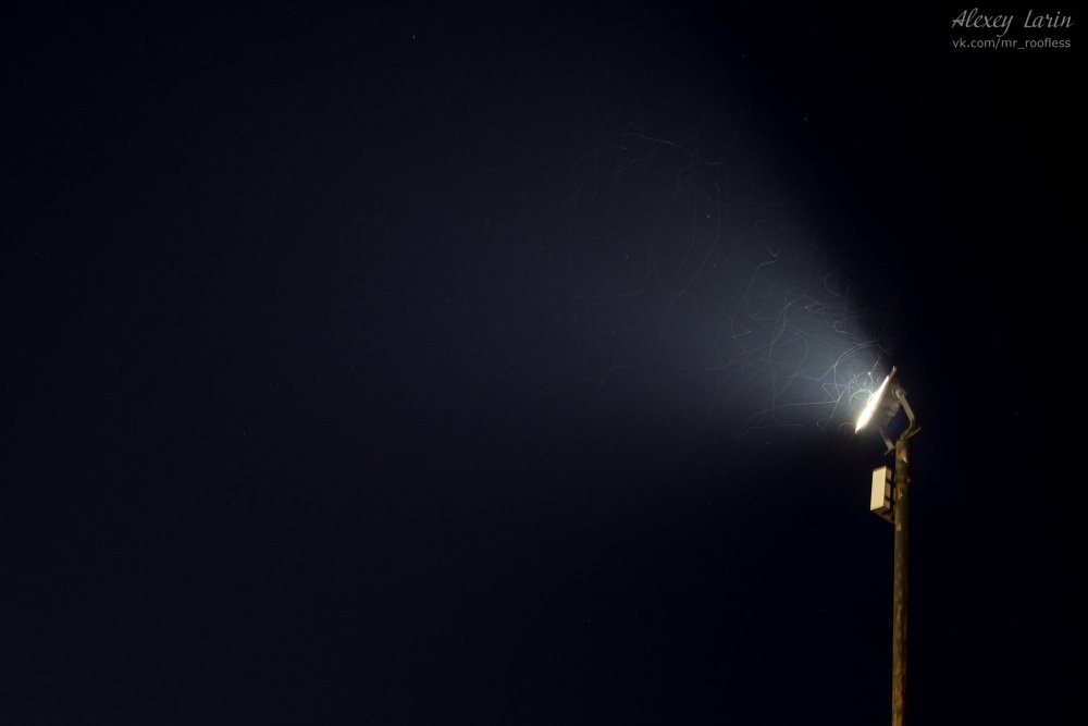 Свет прожектора в темноте