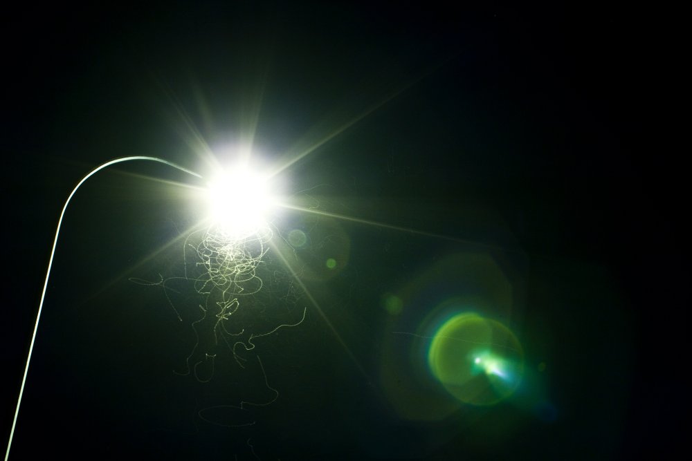 Свет фонарика в темноте